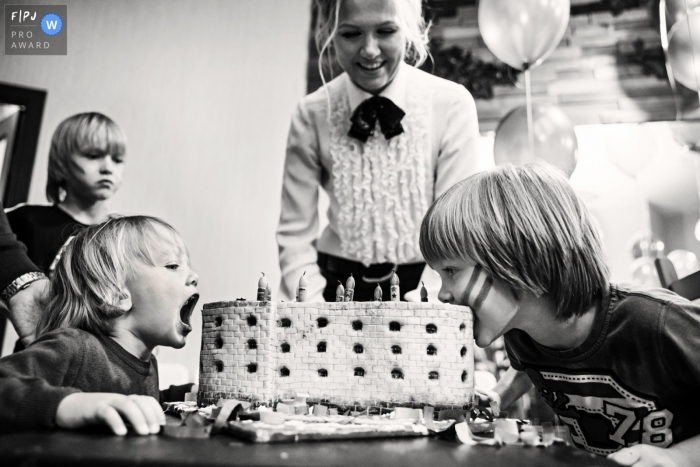 Deux petits garçons mangent un gâteau d’anniversaire sans le découper dans cette photo primée par un photographe de famille de Saint-Pétersbourg, en Russie, qui a remporté un prix.