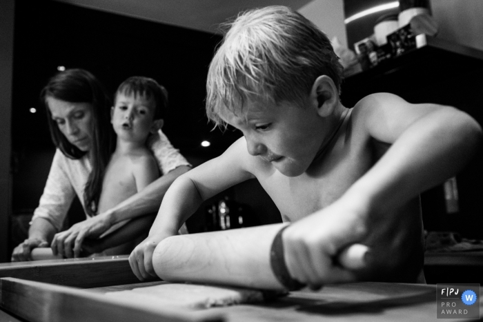 Flanders Day in the life photo session of kids cooking in the kitchen - Antwerpen family photography