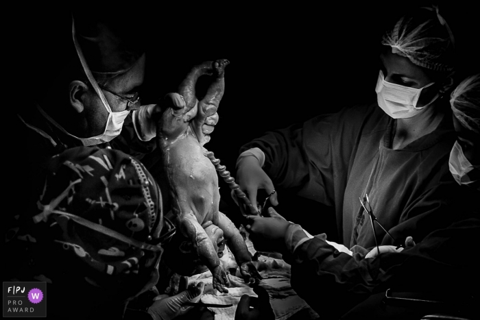 Photo by: <a href="https://www.fpja.com/documentary-family-photography-contests/adriana-viviani/espirito-santo/2099223">Adriana Viviani - Brazil</a> Espirito Santo, Brazil - CESARIAN SURGERY PHOTOGRAPHY SESSION