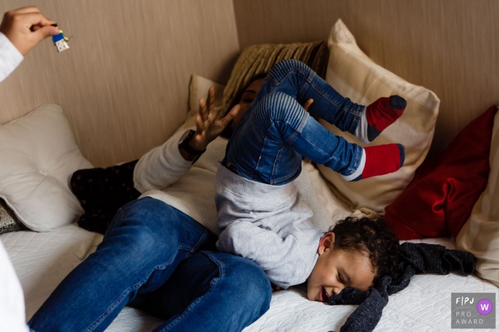 Photo by: <a href="https://www.fpja.com/documentary-family-photography-contests/annie-gozard/paris/2099287">Annie Gozard - France</a> Ile-de-France photo session at home with the family - have fun in Paris