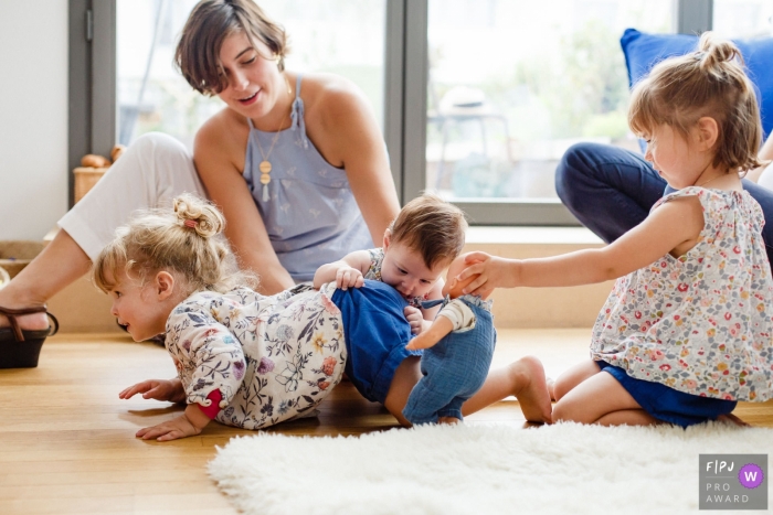 Photo de: <a href="https://www.fpja.com/documentary-family-photography-contests/annie-gozard/paris/2099299"> Annie Gozard - France </a> Photojournalisme de famille Ile-de-France - photo de la morsure