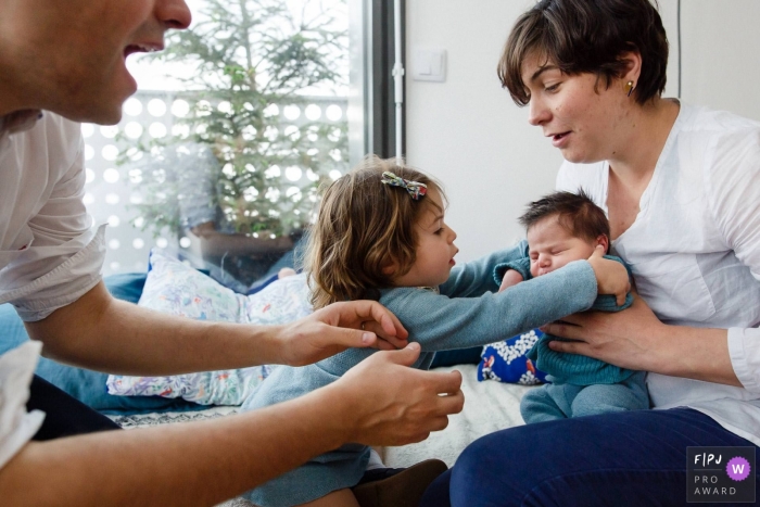 Photo by: <a href="https://www.fpja.com/documentary-family-photography-contests/annie-gozard/paris/2099302">Annie Gozard - France</a> Paris family photography - I'm in love with my baby sister