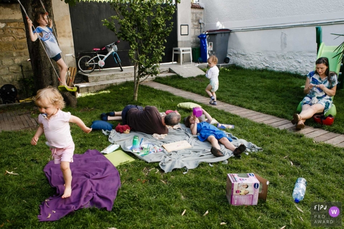 Photo by: <a href="https://www.fpja.com/documentary-family-photography-contests/annie-gozard/paris/2099310">Annie Gozard - France</a> Ile-de-France summer family photography session in the backyard with mom, dad and the kids.