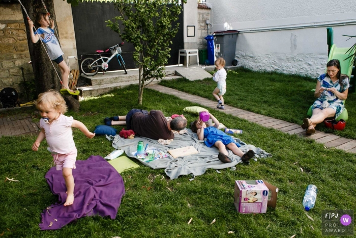 Ile-de-France summer family photography session in the backyard with mom, dad and the kids.