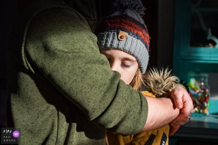 Photo by: <a href="https://www.fpja.com/documentary-family-photography-contests/katrin-k%C3%BCllenberg/dusseldorf/2099355">Katrin Küllenberg - Germany</a> Dusseldorf Documentary-Style Photographer - North Rhine-Westphalia Family Photography - Keeping warm and safe