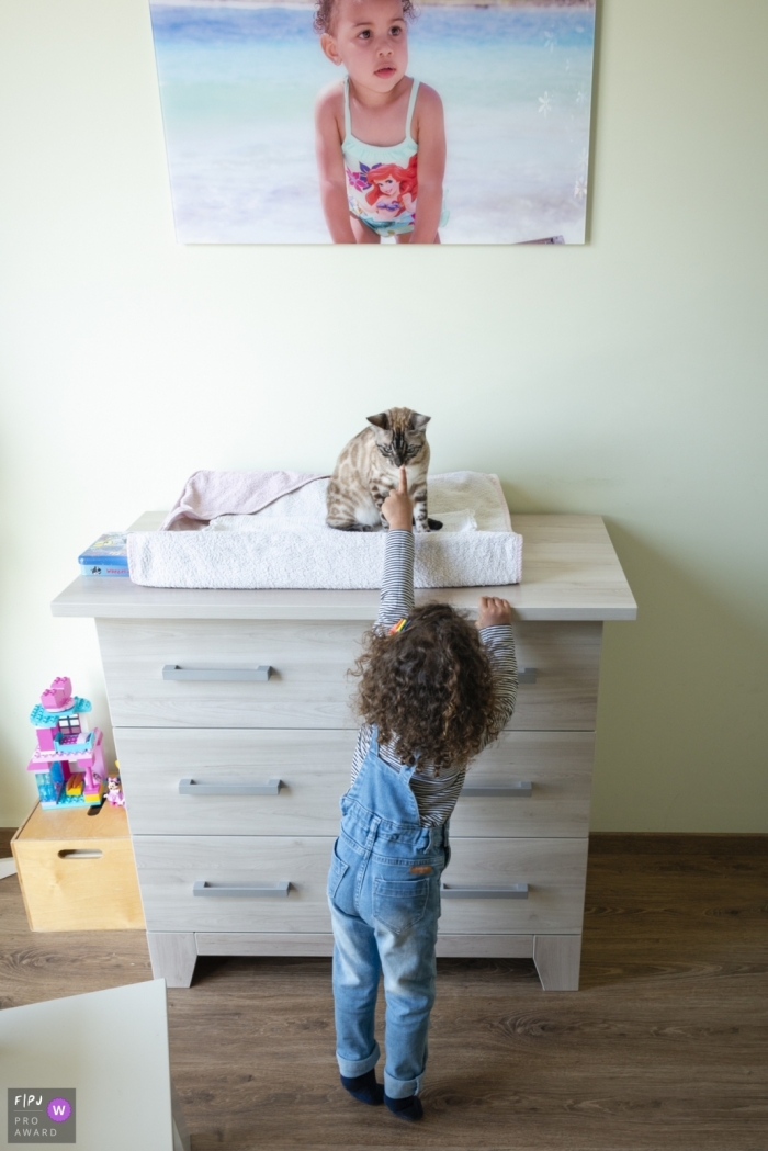 Session de photographie de famille avec documentaire à Dordrecht | Zuid Holland fille et le chat dans la chambre