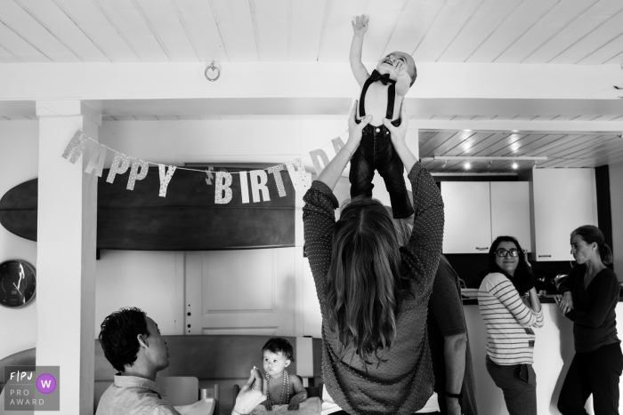 Nouvelle-Aquitaine happy birthday party for the twins - Landes in-home documentary style family photography session.