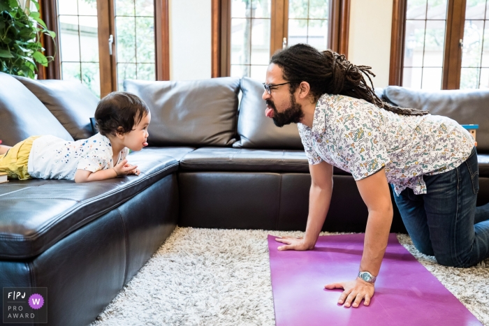 Photo: <a href="https://www.fpja.com/documentary-family-photography-contests/mango-gu/hangzhou-city/2099560"> Mango Gu - Chine </a> Parents Canapé Meuble Personnes Fitness Sport Travailler Exercice Salle de yoga À l'intérieur Salon