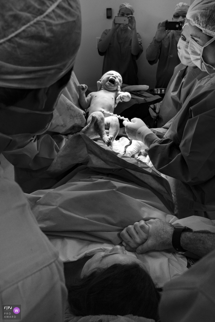 Photo by: <a href="https://www.fpja.com/documentary-family-photography-contests/clara-sampaio/rio-de-janeiro/2099654">Clara Sampaio - Brazil</a> Rio de Janeiro birthing photography in a Brazil hospital showing new baby.