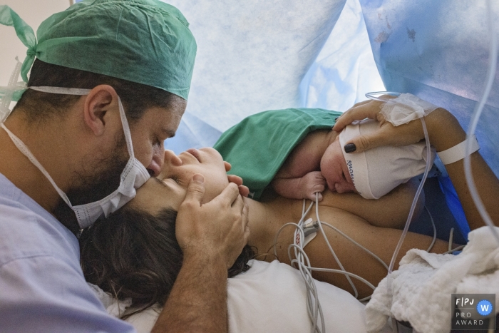 Photo by: <a href="https://www.fpja.com/documentary-family-photography-contests/clara-sampaio/rio-de-janeiro/2099658">Clara Sampaio - Brazil</a> Brazil birthing photography session in the Rio de Janeiro hospital with mom, dad and newborn baby