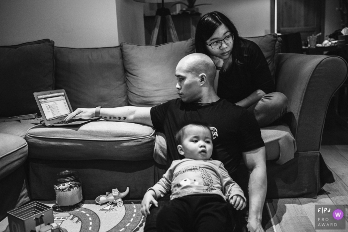 Photo by: <a href="https://www.fpja.com/documentary-family-photography-contests/christophe-de-mulder/antwerpen/2099690">Christophe De Mulder - Belgium</a> Flanders Family on the couch - Antwerpen day in the life photography in black and white.