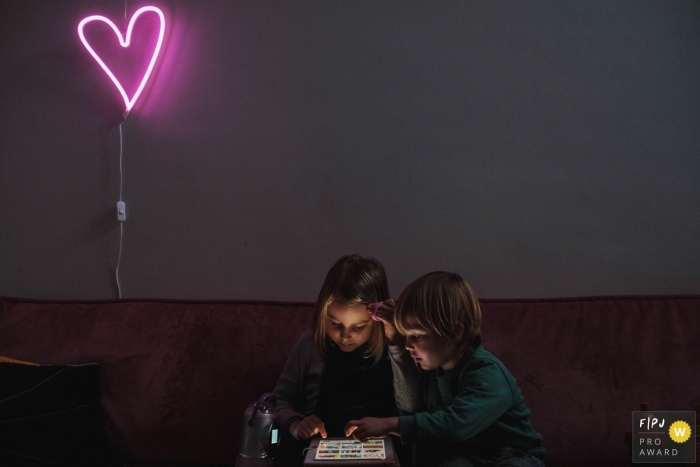 Photo by: <a href="https://www.fpja.com/documentary-family-photography-contests/christophe-de-mulder/antwerpen/2099706">Christophe De Mulder - Belgium</a> Antwerpen family photo session in Flanders - The love between siblings