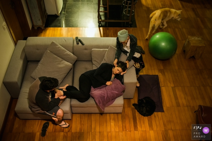 Photo by: <a href="https://www.fpja.com/documentary-family-photography-contests/adriana-costa/belo-horizonte/2099815">Adriana Costa - Brazil</a> Belo Horizonte, Minas Gerais at home birth photography - mom in labor in the livingroom