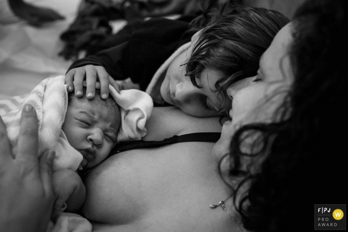 Photo by: <a href="https://www.fpja.com/documentary-family-photography-contests/adriana-costa/belo-horizonte/2099822">Adriana Costa - Brazil</a> Minas Gerais Home birth photography - older brother watching his brother right after birth in Belo Horizonte