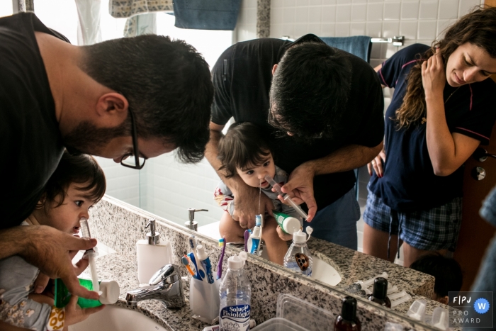 Un photographe de Belo Horizonte en train de documenter une famille dans sa routine - un nettoyage nasal à Minas Gerais