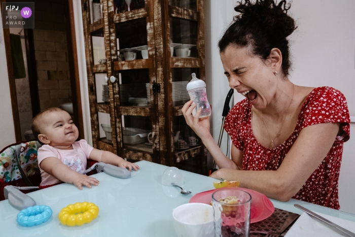 Photo by: <a href="https://www.fpja.com/documentary-family-photography-contests/thiago-braga/florianopolis/2099894">Thiago Braga - Brazil</a> Santa Catarina Family Photography | Mother and daughter at the table after breakfast. They play with expressions.