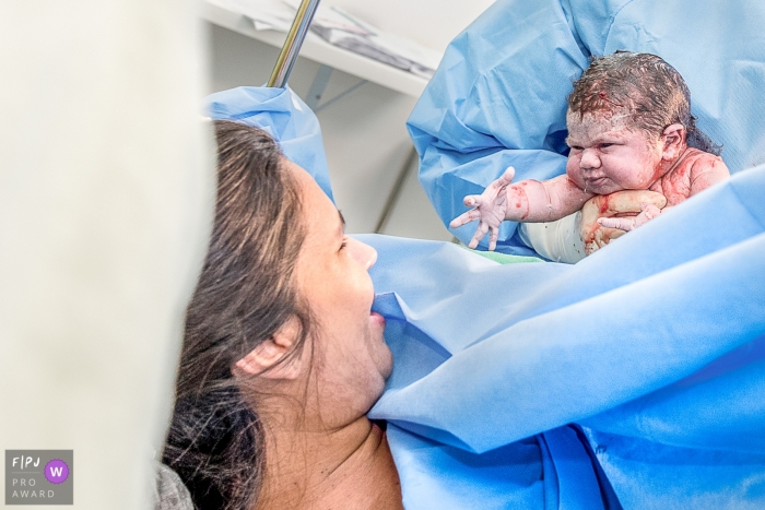 Rio de Janeiro, Brésil, séance de photos d'accouchement à l'hôpital avec une mère qui voit son bébé pour le premier regard.