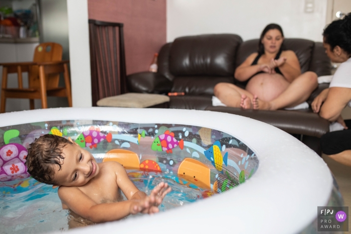 Photo by: <a href="https://www.fpja.com/documentary-family-photography-contests/ivete-siqueira-da-franca-bueno/sao-paulo/2099997">Ivete Siqueira da Franca Bueno - Brazil</a> Sao Paulo at home birthing photography - Brazil delivery photos at the house with a kid pool indoors.