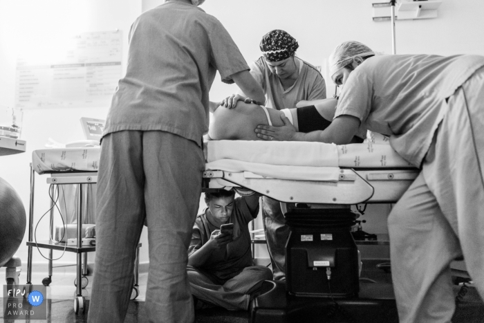 Photographie de naissance à l’hôpital de Sao Paulo - Brésil, maman et papa attendent l’arrivée du bébé.