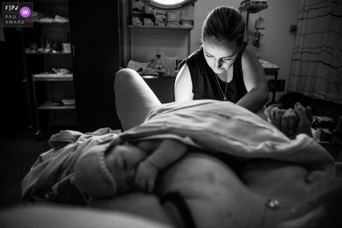 Photo by: <a href="https://www.fpja.com/documentary-family-photography-contests/frederikke-brostrup/copenhagen/2100036">Frederikke Brostrup - Denmark</a> Copenhagen birthing photography session - Denmark black and white family photos of birth.