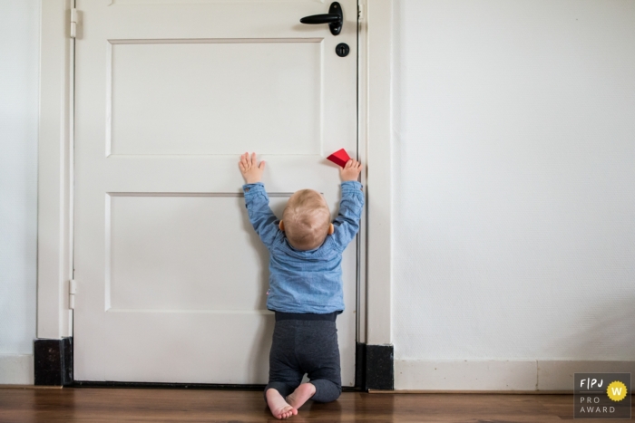 Photo by: <a href="https://www.fpja.com/documentary-family-photography-contests/marieke-zentjens/eindhoven/2100052">Marieke Zentjens - Netherlands</a> Noord Brabant little boy with big wishes - Eindhoven documentary family photographer