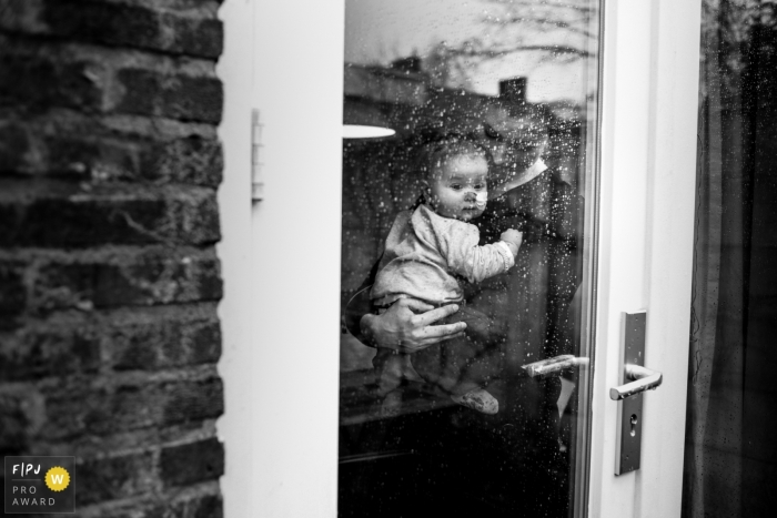 Documentaire photo de famille à Eindhoven dans le Brabant septentrional - Dehors, la pluie frappe contre la fenêtre, l'intérieur de la maison est rempli d'amour