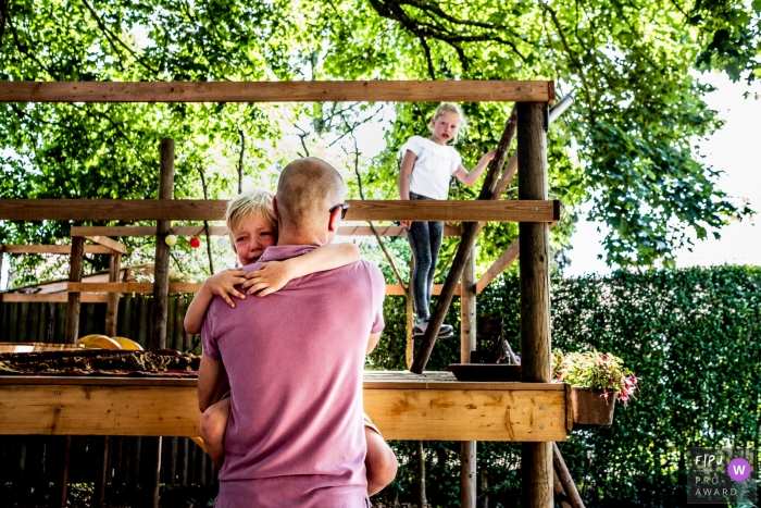 Photo by: <a href="https://www.fpja.com/documentary-family-photography-contests/willeke-kieft/gelderland/2100081">Willeke Kieft - Netherlands</a> Gelderland documentary family photography - Netherlands child seeking comfort with dad after a little brother-sister-fight