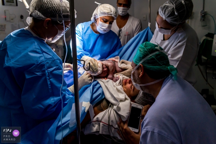 Photo by: <a href="https://www.fpja.com/documentary-family-photography-contests/liliane-cotta/rio-de-janeiro/2100116">Liliane Cotta - Brazil</a> Brazil birthing photography session - Rio de Janeiro birth photographer