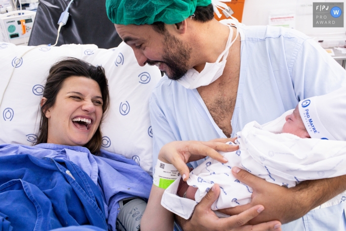 Sao Paulo, Brésil Photos de naissance de l'heureux papa et maman tenant un bébé à l'hôpital.