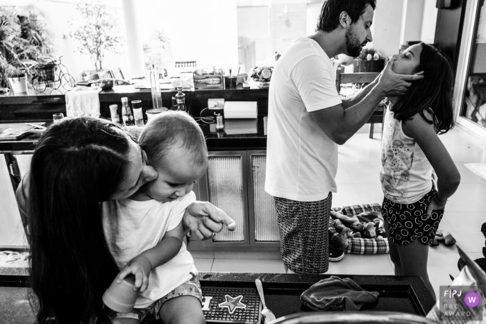 Séance de photographie familiale à domicile, à Sao Paulo, au Brésil, en noir et blanc avec parents et enfants.