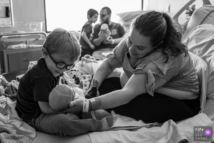 Photo by: <a href="https://www.fpja.com/documentary-family-photography-contests/anna-holden/connecticut/2100191">Anna Holden - United States</a> Birthing photographer for Connecticut - Big brothers meet their new twin sisters.