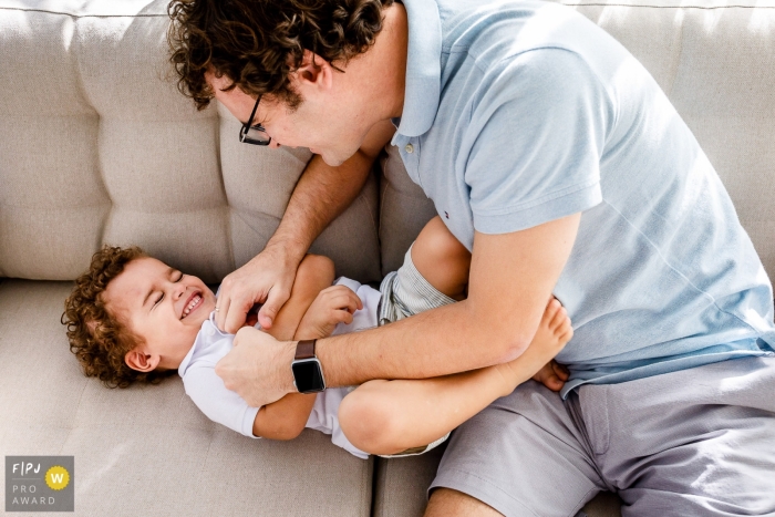 Brazil Saturday laughs - Family photo session in a Sao Paulo home with dad and a boy