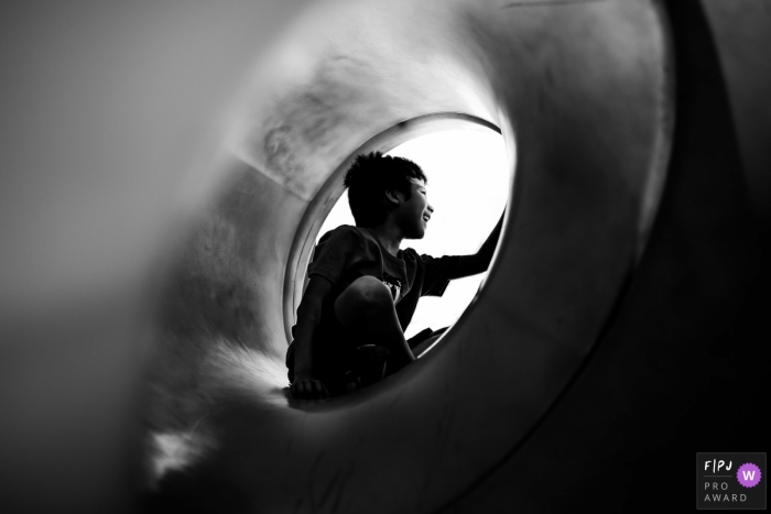 Photo by: <a href="https://www.fpja.com/documentary-family-photography-contests/joni-pereira/florianopolis/2100467">Joni Pereira - Brazil</a> Florianopolis photography of children | Santa Catarina family photography of kids at the playground.