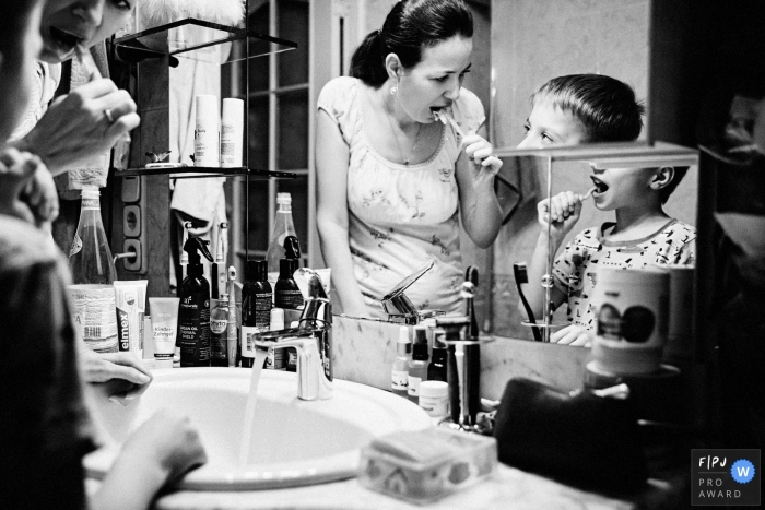 Photo by: <a href="https://www.fpja.com/documentary-family-photography-contests/elena-petrova/saint-petersburg/2100471">Elena Petrova - Russia</a> Saint-Petersburg documentary family photo session - Brushing teeth together in the morning in Russia