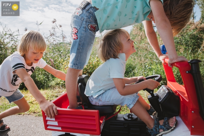 Photo by: <a href="https://www.fpja.com/documentary-family-photography-contests/elena-petrova/saint-petersburg/2100501">Elena Petrova - Russia</a> Saint-Petersburg family photography of kids playing with car in Russia