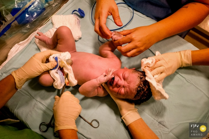 Photo by: <a href="https://www.fpja.com/documentary-family-photography-contests/renato-mello/rio-grande-do-sul/2100506">Renato Mello - Brazil</a> Rio Grande do Sul Birth Photographer | Newborn baby has the initial cleaning after being born.