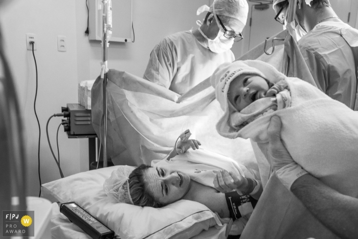 Photo by: <a href="https://www.fpja.com/documentary-family-photography-contests/claudia-ruiz/rio-de-janeiro/2100549">Claudia Ruiz - Brazil</a> Rio de Janeiro Birth Photographer | New mother waits anxiously for the baby to be placed in her arms.