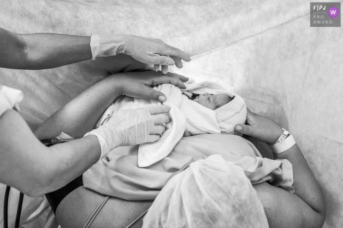 Photo by: <a href="https://www.fpja.com/documentary-family-photography-contests/claudia-ruiz/rio-de-janeiro/2100561">Claudia Ruiz - Brazil</a> Rio de Janeiro Birth Photography of a mother receiving her baby right after giving birth.
