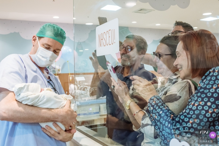 Rio de Janeiro Family and Birth Photographer | family photographing baby in nursery