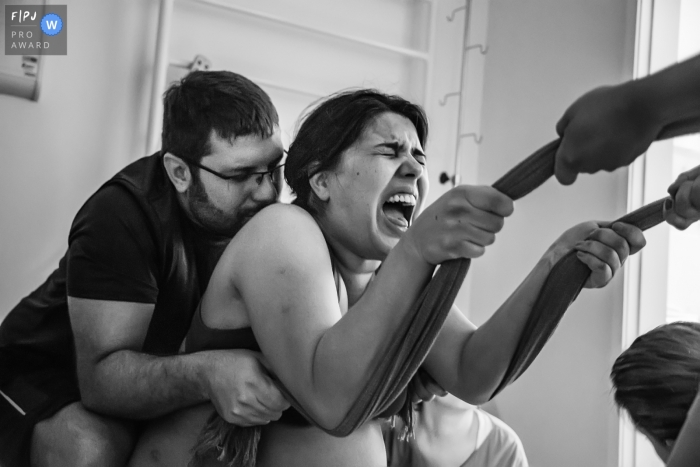 Birth Photography of Brazil | The mother's strength and claw in her labor