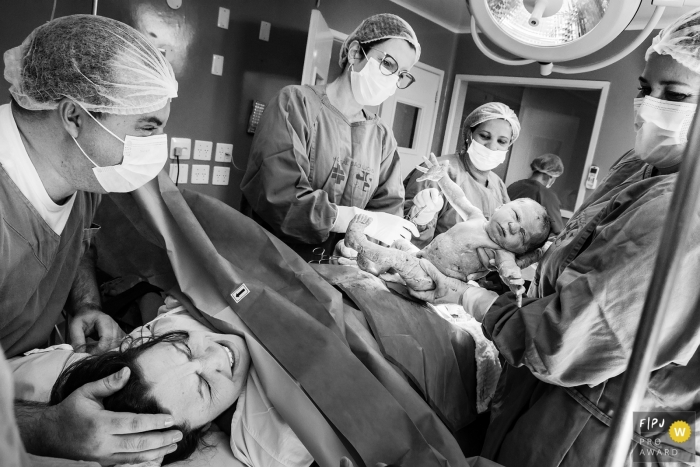 Photo by: <a href="https://www.fpja.com/documentary-family-photography-contests/gisele-soares/rio-de-janeiro/2100690">Gisele Soares - Brazil</a> Rio de Janeiro Birth Photographer | The happiness of the parents with their arrival of a new baby girl, with open arms.