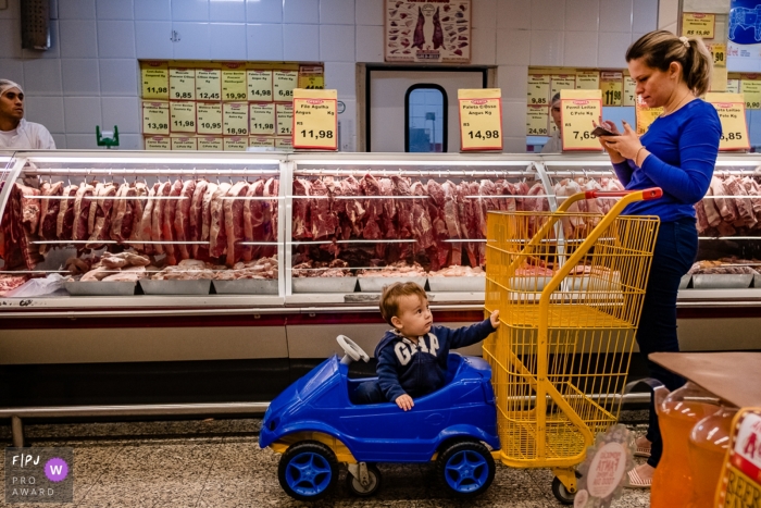 Photo by: <a href="https://www.fpja.com/documentary-family-photography-contests/rafael-rosa/rio-grande-do-sul/2100702">Rafael Rosa - Brazil</a> Brazil family photography of mom and child grocery shopping in Rio Grande do Sul