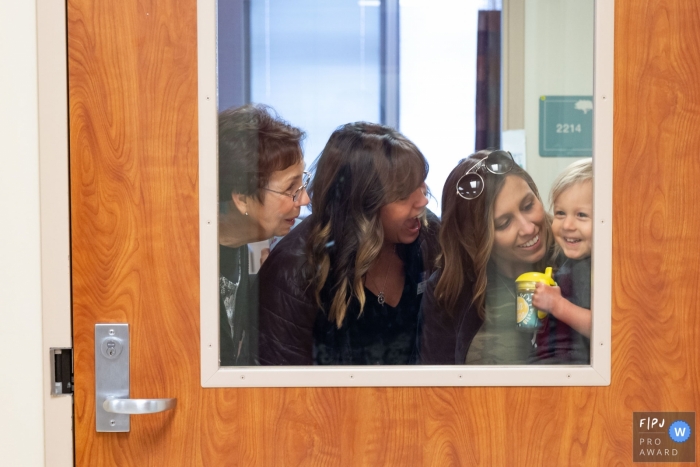 Photographie de famille et d'accouchement en Californie | Trois générations viennent voir le nouveau bébé