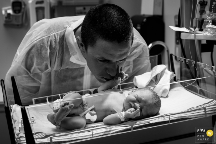 Photo by: <a href="https://www.fpja.com/documentary-family-photography-contests/loren-haar/ventura/2100777">Loren Haar - United States</a> Ventura California birth photo session - Newborn Baby grabbing Dad's nose