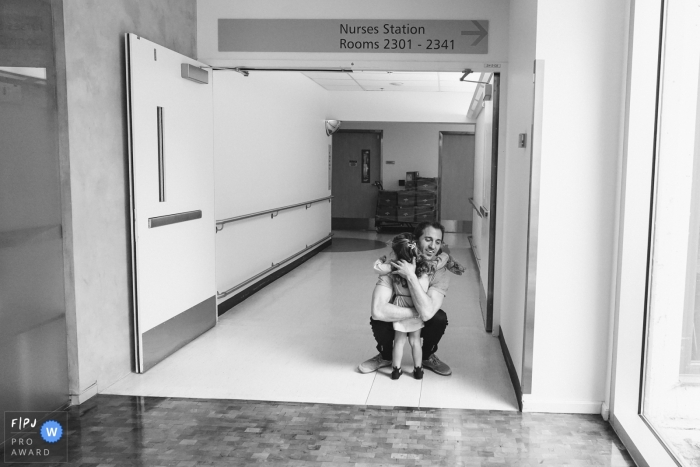 Photo by: <a href="https://www.fpja.com/documentary-family-photography-contests/ron-storer/seattle/2100802">Ron Storer - United States</a> Seattle Washington family photos from birthing session | dad greeting daughter at hospital