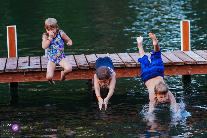 Familienfotos der Seattle Washington-Dokumentarfilme von den Kindern, die in das Wasser springen