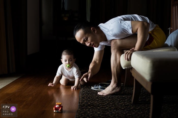 Photo by: <a href="https://www.fpja.com/documentary-family-photography-contests/mango-gu/hangzhou-city/2100826">Mango Gu - China</a> Zhejiang family photos from home session | Father and son game
