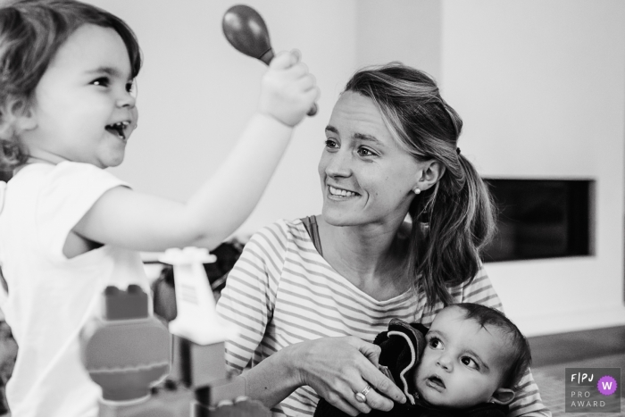 Photo by: <a href="https://www.fpja.com/documentary-family-photography-contests/emilie-marchandise/brabant-wallon/2100870">Emilie Marchandise - Belgium</a> Child scares younger sibling while playing | Belgium Family Photographer