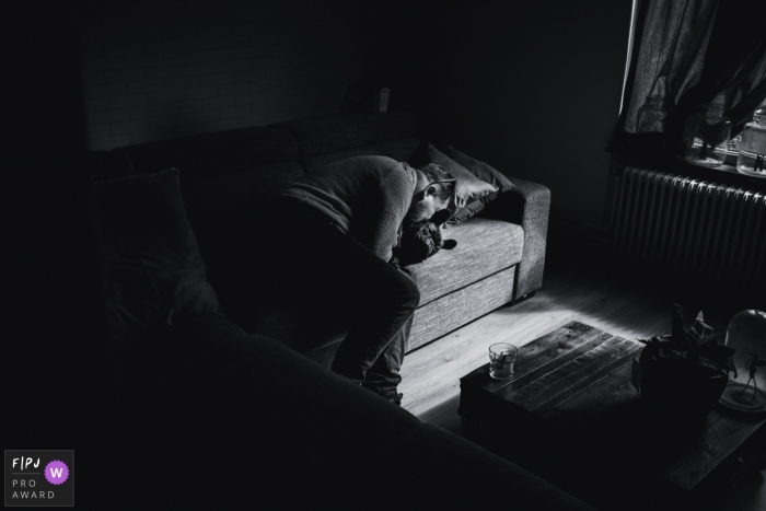 Photo by: <a href="https://www.fpja.com/documentary-family-photography-contests/karen-velleman/groningen/2100963">Karen Velleman - Netherlands</a> A dog receives a big hug on the sofa | Groningen Family and Pet Photography