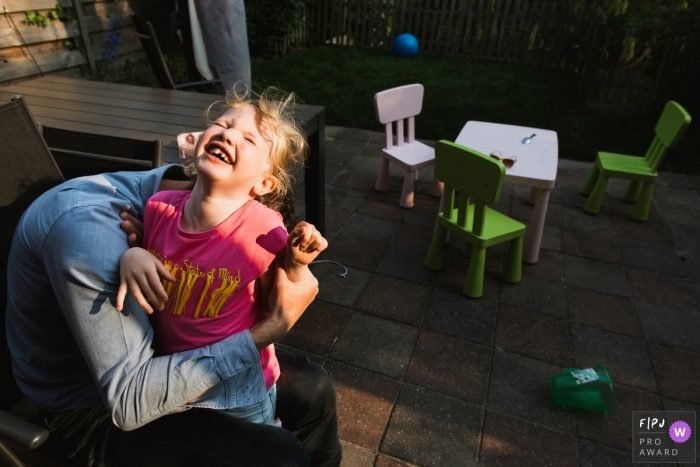 Girl giggles as she plays with dad | Amsterdam Family Photography